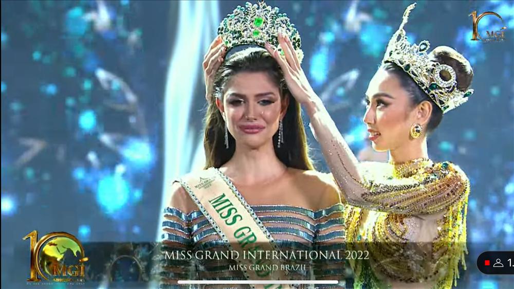 Nhìn lại 9 lần Thùy Tiên trao vương miện cho các tân hoa hậu-3