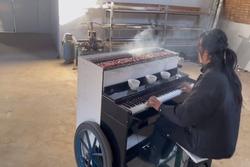 Chàng trai chế xe thịt nướng kiêm đàn piano độc đáo, vừa ăn vừa chill