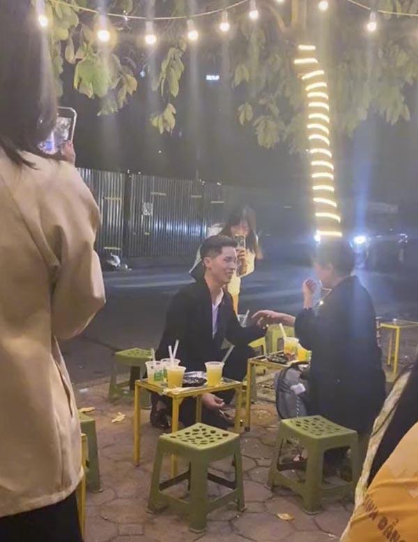 Được cầu hôn giữa quán vỉa hè, cô gái hạnh phúc gật đầu đồng ý-1