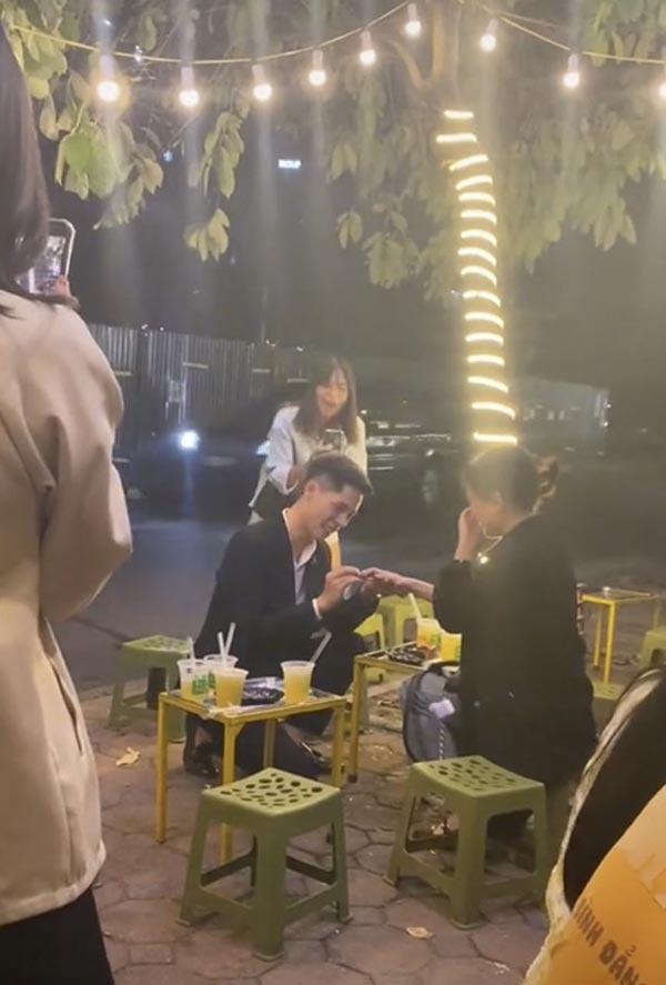 Được cầu hôn giữa quán vỉa hè, cô gái hạnh phúc gật đầu đồng ý-2