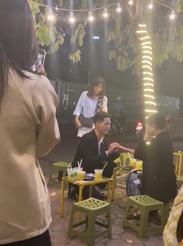 Được cầu hôn giữa quán vỉa hè, cô gái hạnh phúc gật đầu đồng ý-3