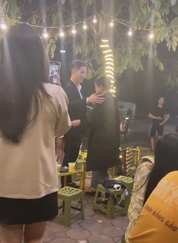 Được cầu hôn giữa quán vỉa hè, cô gái hạnh phúc gật đầu đồng ý-5