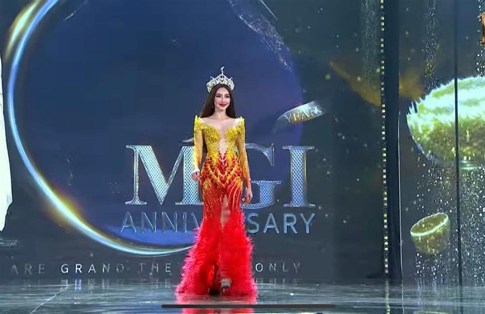 Thùy Tiên diện lại váy dạ hội từng gây tranh cãi trong sự kiện, hành động  tinh tế chuẩn Hoa hậu quốc tế!