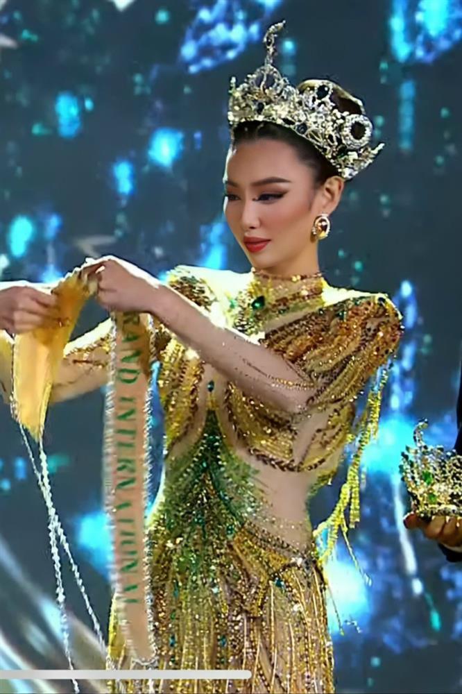 5 đầm dạ hội lộng lẫy của Thùy Tiên trong lần cuối đương nhiệm Miss Grand-8