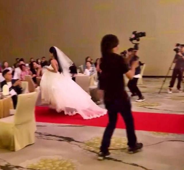 Đang làm lễ cưới, cô dâu đột nhiên hối hận Em không thể lấy anh-4