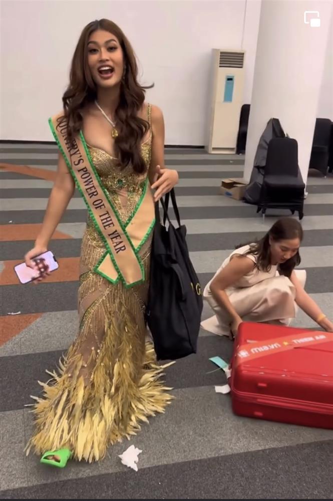 Thiên Ân đi dép tổ ong 20k với đầm dạ hội sau Chung kết-1