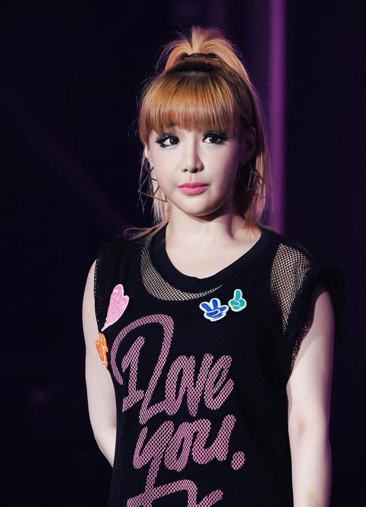 Bệnh tình Park Bom: Đến cả nhân viên YG cũng lắc đầu bất lực-2