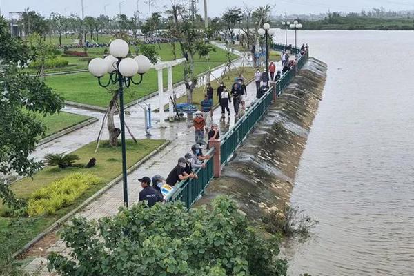 Vợ thất nghiệp vẫn nghiện mua sắm, chồng uất ức tự tử-2