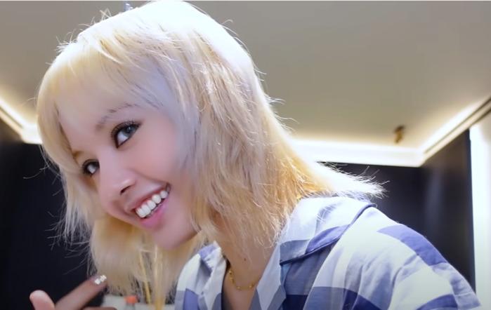 Lisa, Taeyeon mất điểm với mái tóc xơ xác-1