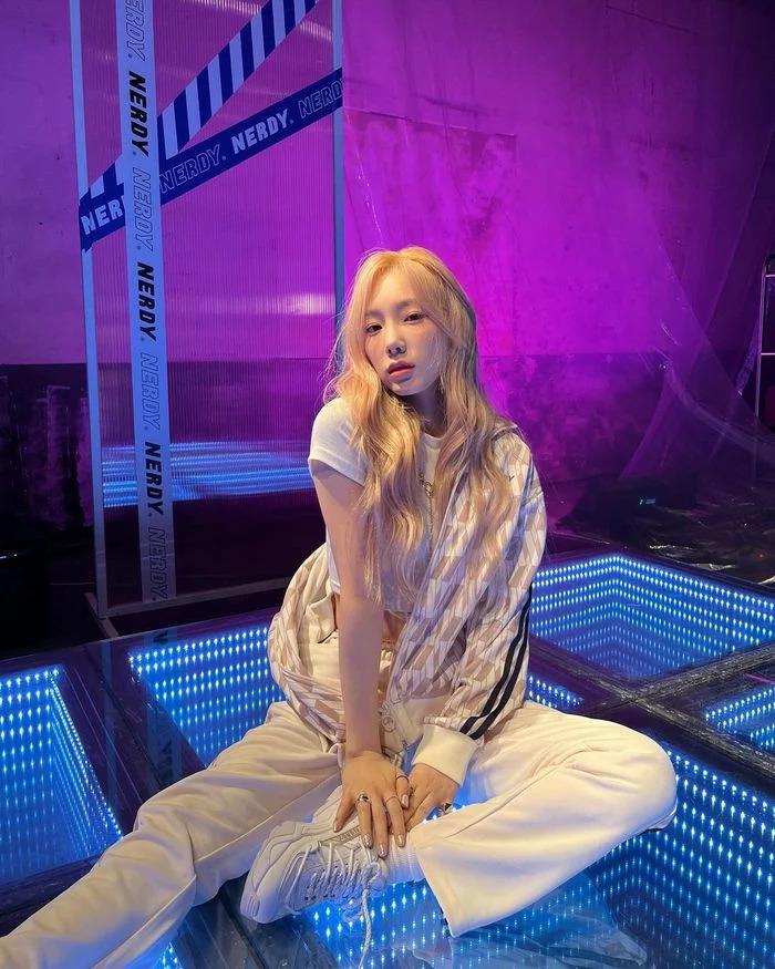 Lisa, Taeyeon mất điểm với mái tóc xơ xác-2