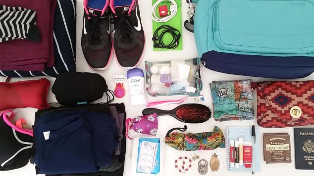 Cô gái gây sốc khi đi du lịch khắp thế giới với chiếc balo tý hon-1