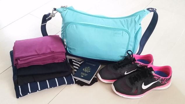 Cô gái gây sốc khi đi du lịch khắp thế giới với chiếc balo tý hon-3