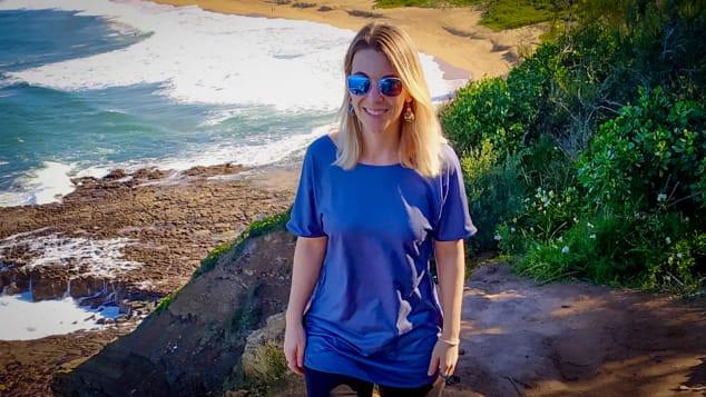 Cô gái gây sốc khi đi du lịch khắp thế giới với chiếc balo tý hon-4