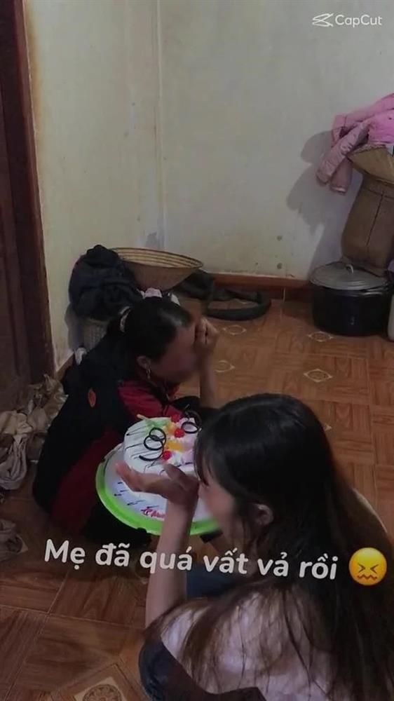 Con gái tặng bánh kem 150k, người mẹ khóc nấc vì cảm động-2