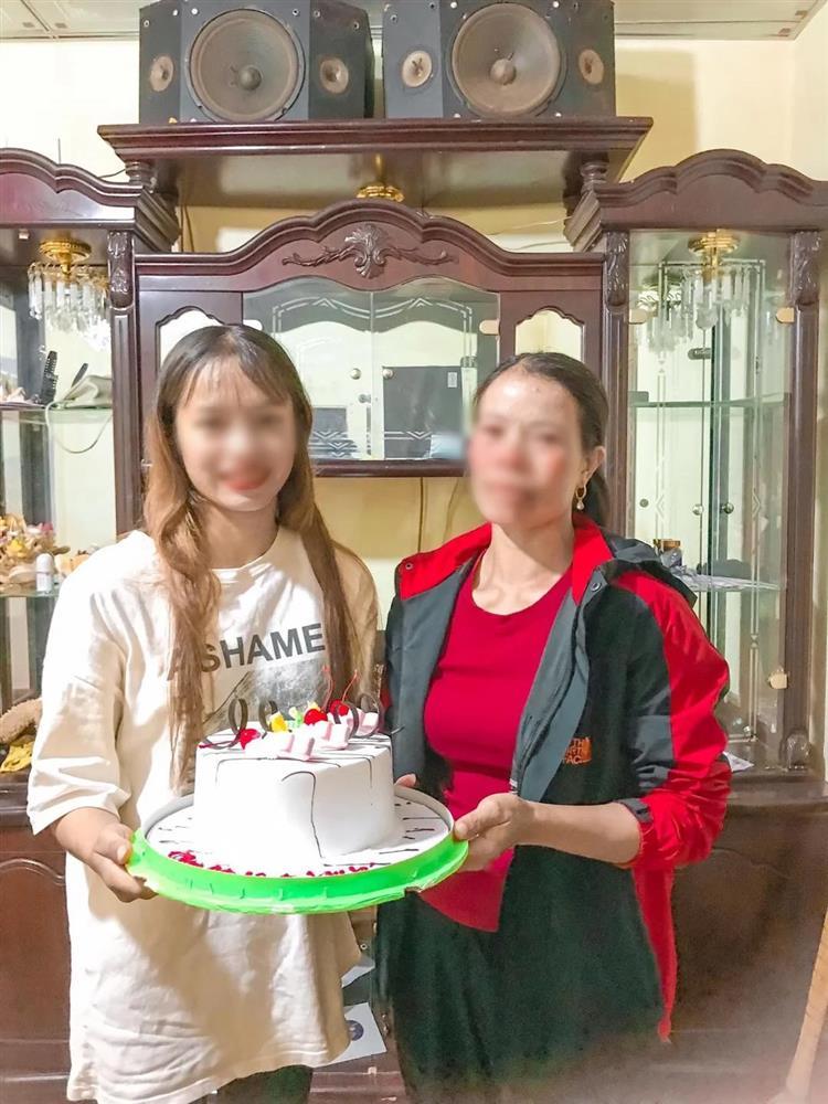 Con gái tặng bánh kem 150k, người mẹ khóc nấc vì cảm động-3