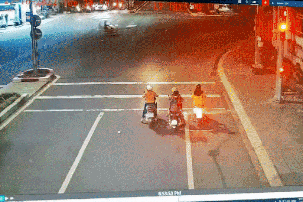 Clip: Tài xế ô tô say xỉn, ủn loạt xe máy đang dừng đèn đỏ-1