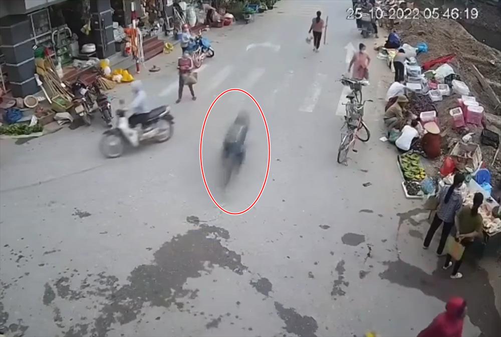 Say rượu ngã sấp mặt, để xe tự trôi cướp mạng cụ bà 70 tuổi-2