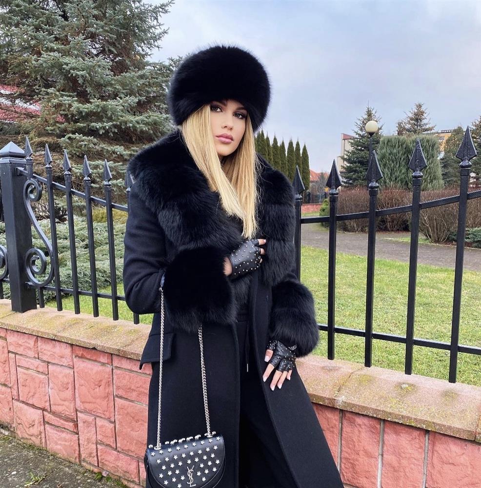 Loạt ngôi sao nâng tầm khí chất nhờ phụ kiện mũ lông-9