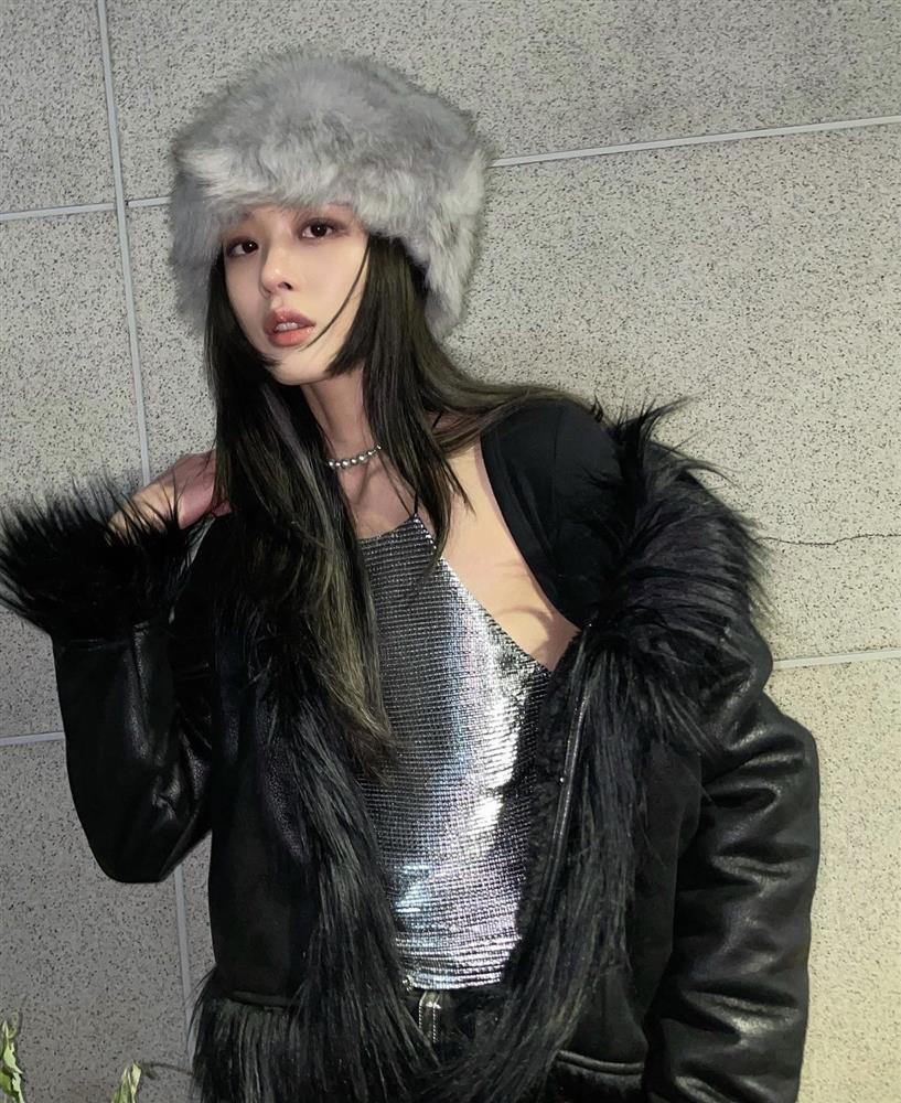 Loạt ngôi sao nâng tầm khí chất nhờ phụ kiện mũ lông-7