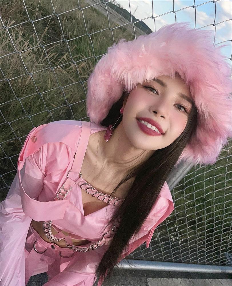 Loạt ngôi sao nâng tầm khí chất nhờ phụ kiện mũ lông-4