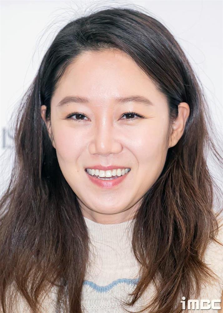 Gong Hyo Jin đi giày thể thao, đeo kính râm trong đám cưới-5