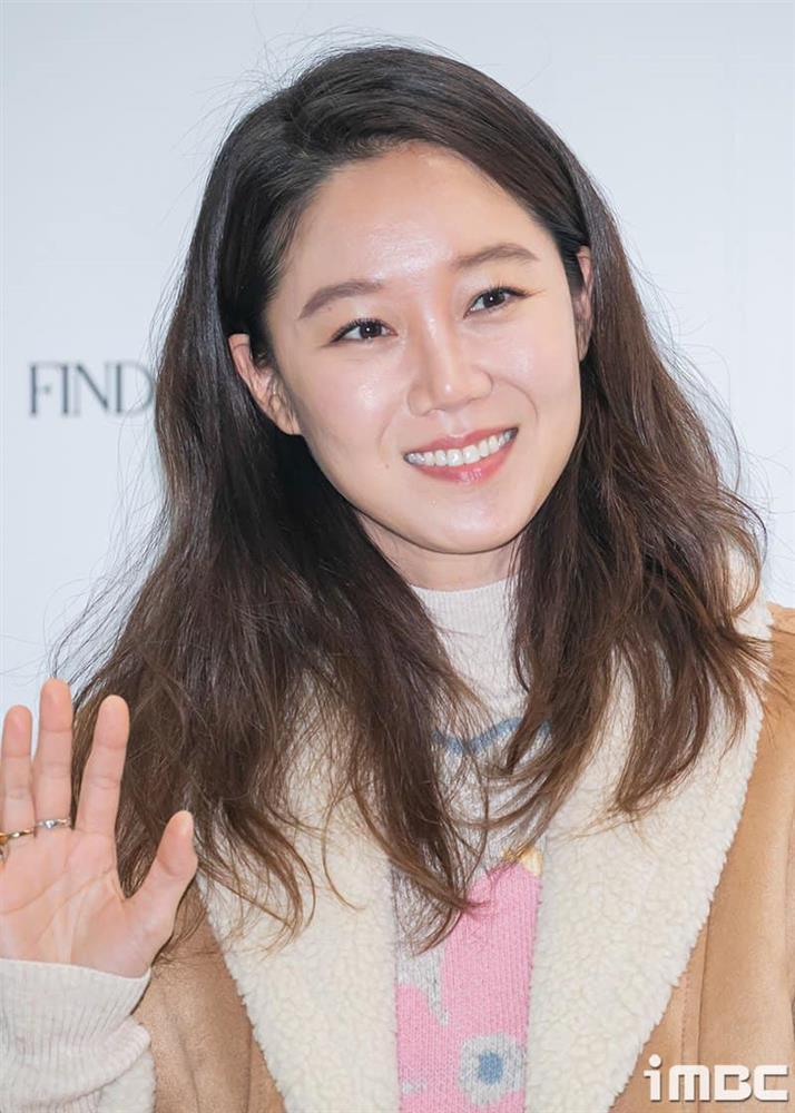 Gong Hyo Jin đi giày thể thao, đeo kính râm trong đám cưới-6