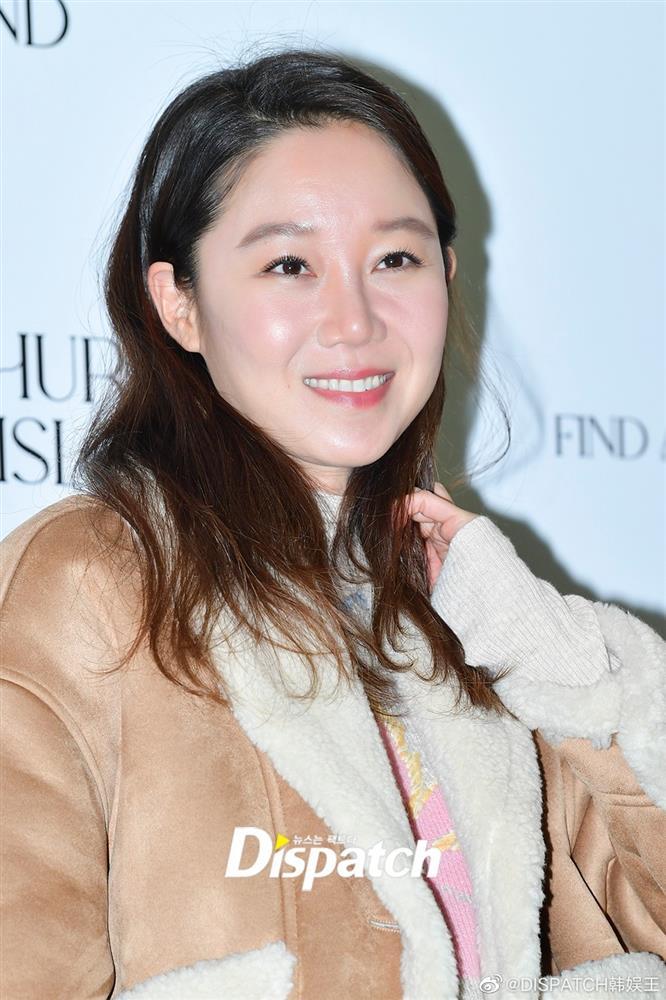 Gong Hyo Jin đi giày thể thao, đeo kính râm trong đám cưới-8