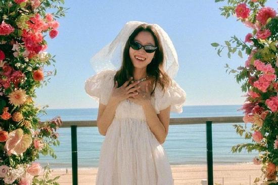 Gong Hyo Jin đi giày thể thao, đeo kính râm trong đám cưới