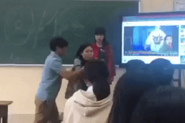 Xôn xao clip cô giáo bị bẻ tay, đẩy ra khỏi lớp trước mặt học sinh