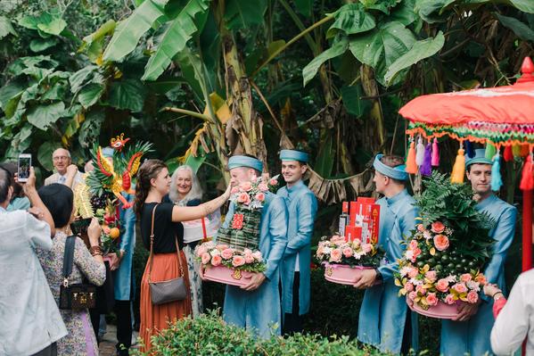 Đám cưới đậm chất Việt với dàn bê tráp toàn trai Tây xịn-11