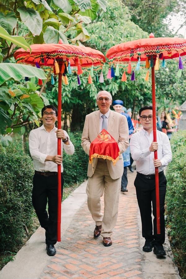 Đám cưới đậm chất Việt với dàn bê tráp toàn trai Tây xịn-8