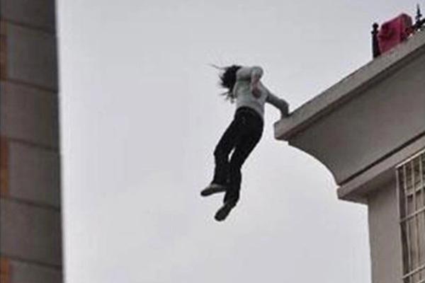 Đốt nhà rồi lao vào ẩu đả, chồng chết, vợ bị thương nặng-2