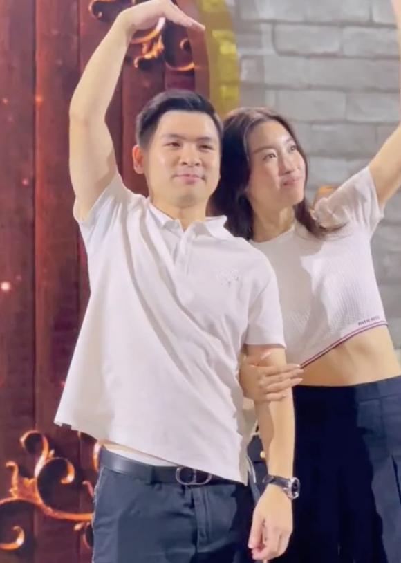 Đỗ Mỹ Linh mặt mộc tươi rói trong clip tập nhảy cùng ông xã-1