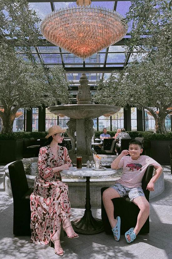 MC Quỳnh Chi khoe ảnh hiếm về con trai sống cùng bố trên đất Mỹ-9