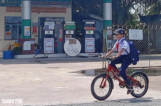 Hàng loạt cây xăng đóng cửa, người dân chạy cả chục cây số chờ mua-3