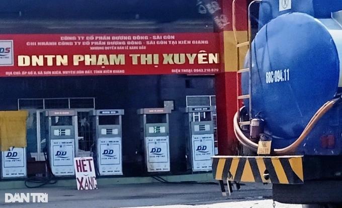 Hàng loạt cây xăng đóng cửa, người dân chạy cả chục cây số chờ mua-4