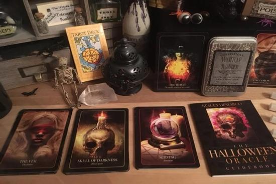 Bói bài Tarot hàng ngày - thứ Sáu 28/10/2022: Càng giữ càng mất