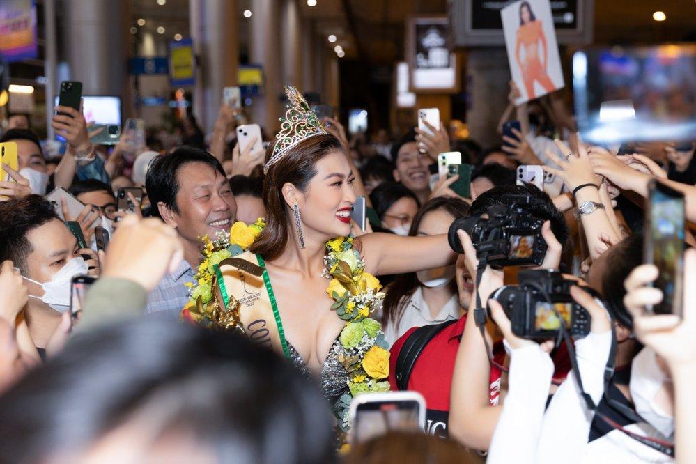 Hoa hậu về nước sau khi thi quốc tế: Người áo dài, người hở bạo-1