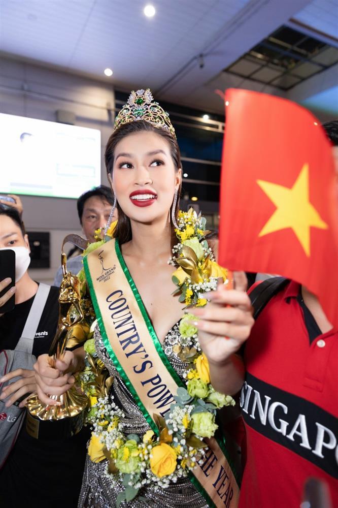 Hoa hậu về nước sau khi thi quốc tế: Người áo dài, người hở bạo-2
