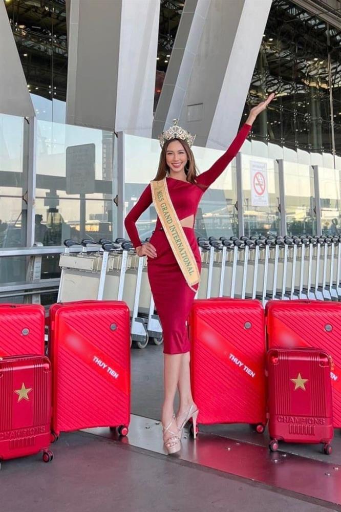 Hoa hậu về nước sau khi thi quốc tế: Người áo dài, người hở bạo-9