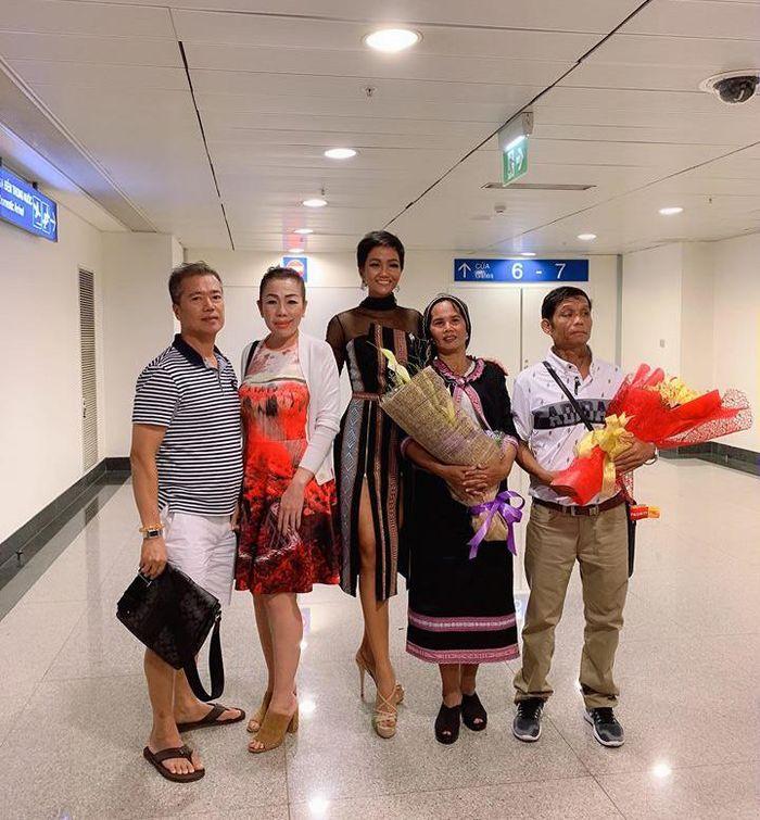 Hoa hậu về nước sau khi thi quốc tế: Người áo dài, người hở bạo-11