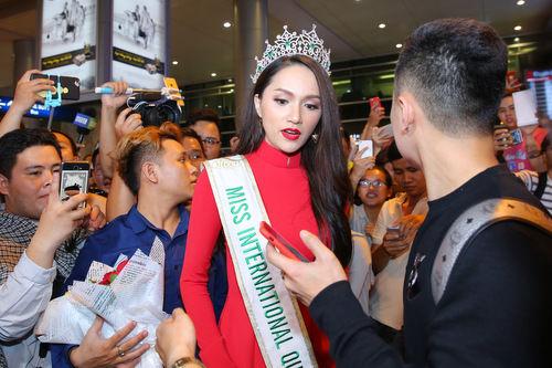 Hoa hậu về nước sau khi thi quốc tế: Người áo dài, người hở bạo-5