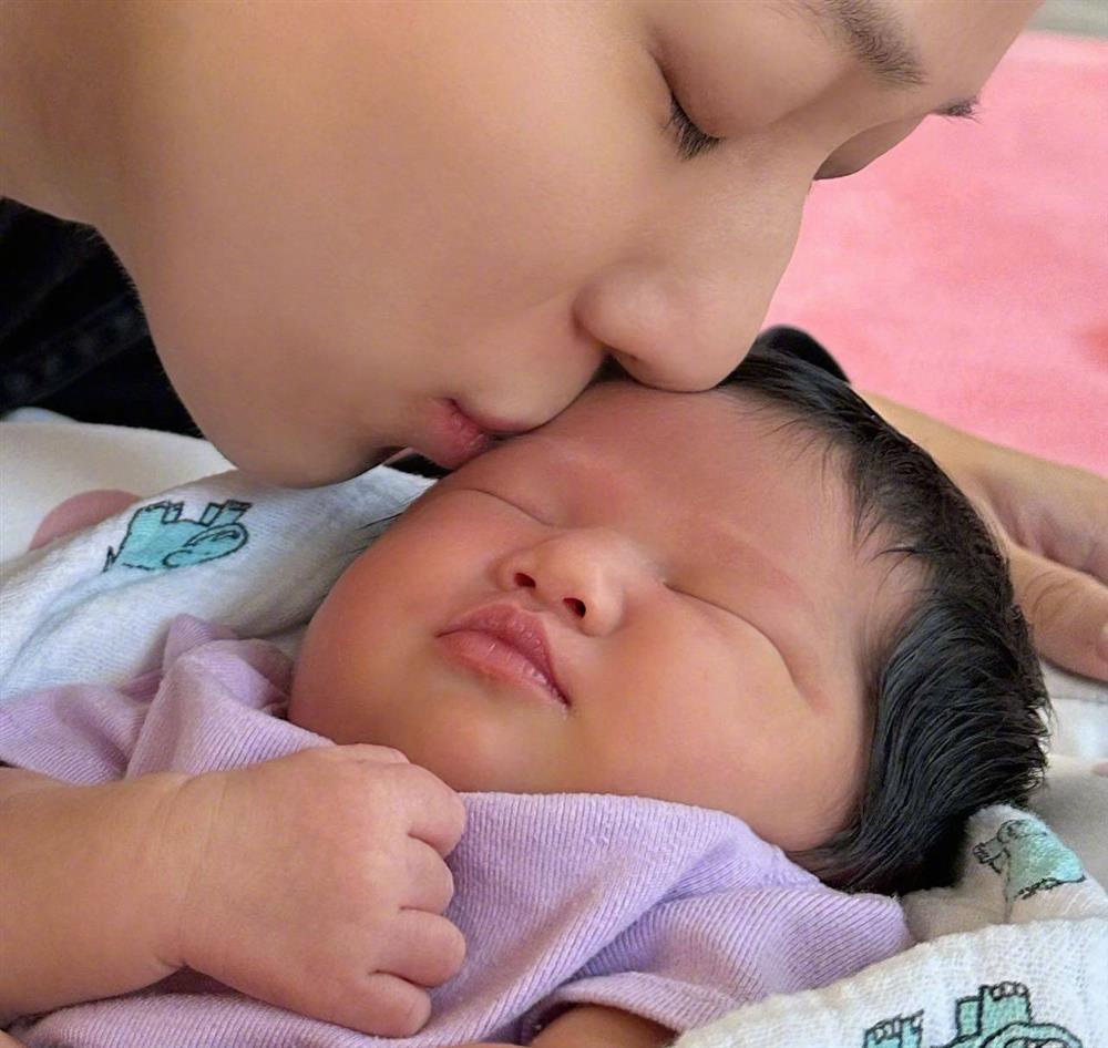 Hoa đán TVB Chung Gia Hân sinh con thứ 3 ở tuổi 38-3