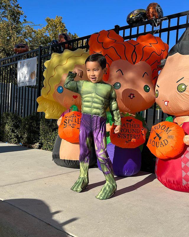 Con trai Phạm Hương hóa trang thành Hulk dịp Halloween-2