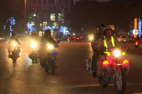 Bị dừng xe kiểm tra, tài xế dúi điếu thuốc hút dở vào mặt công an-1