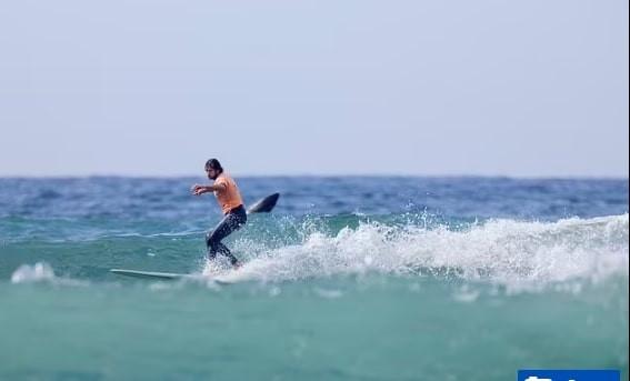 Cá mập trắng tung người nhảy lên mặt nước ngay sát người lướt sóng-1