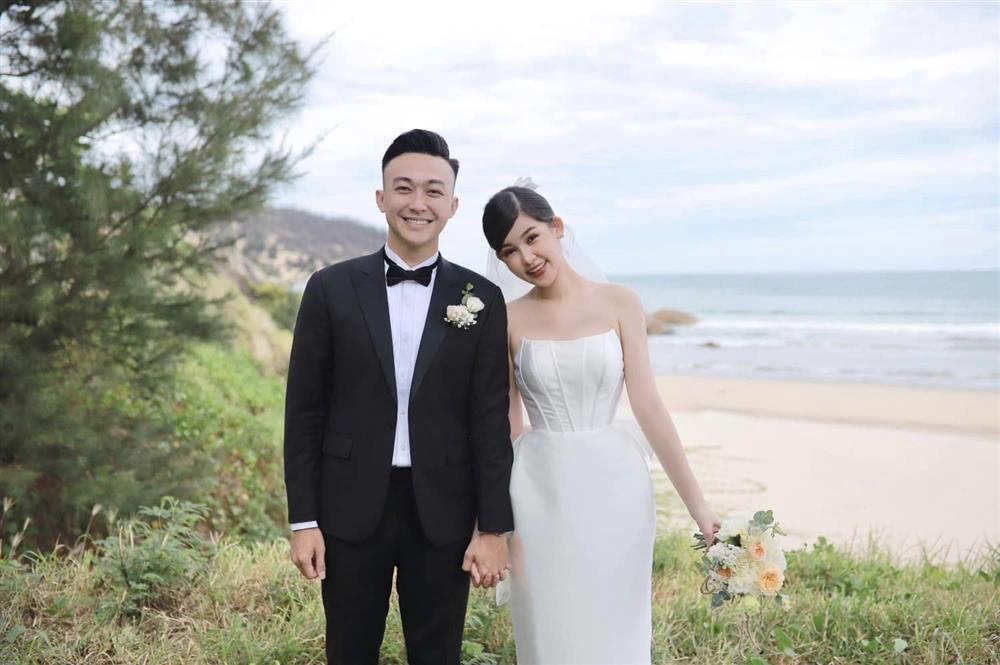 Lê Âu Ngân Anh và hôn phu xả ảnh cưới, khóa môi đắm say-1