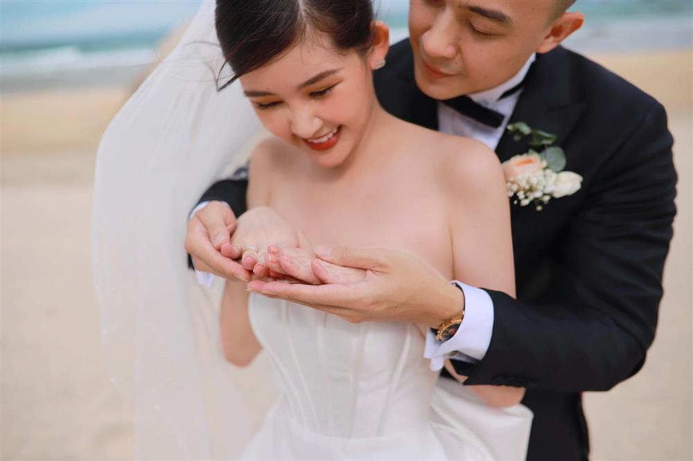 Lê Âu Ngân Anh và hôn phu xả ảnh cưới, khóa môi đắm say-4