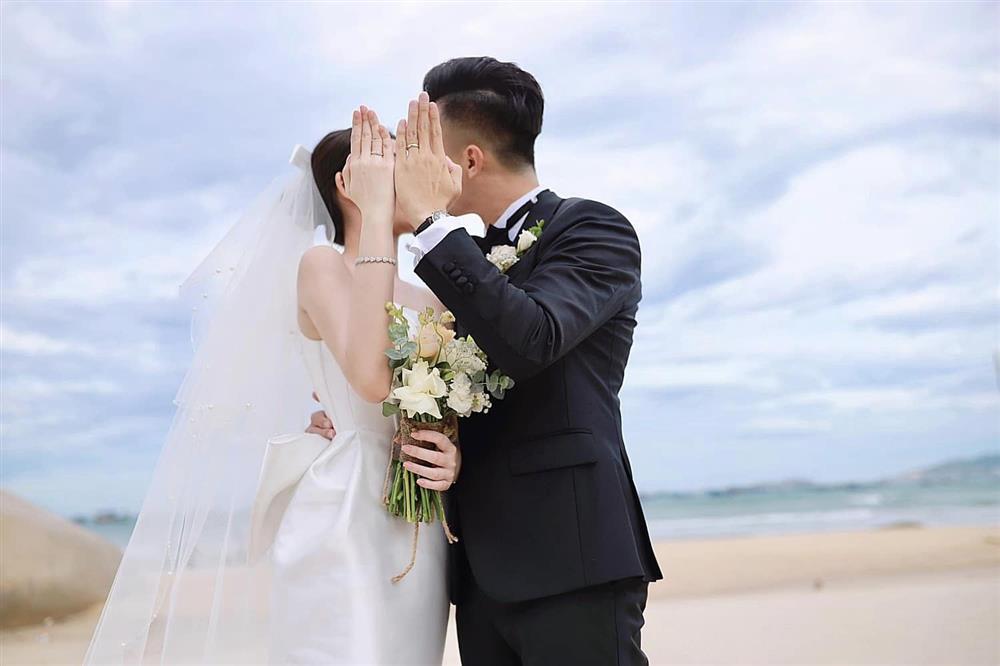 Lê Âu Ngân Anh và hôn phu xả ảnh cưới, khóa môi đắm say-5