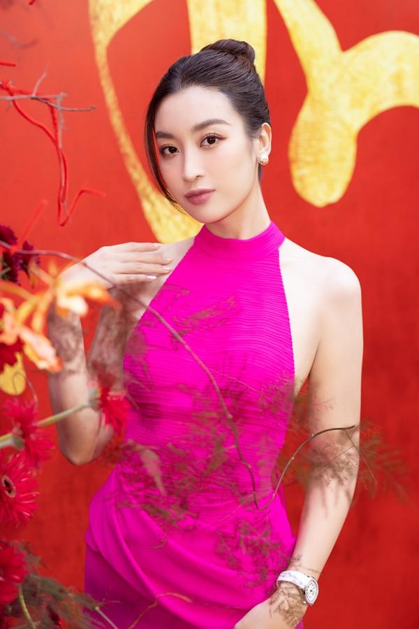 Đỗ Mỹ Linh khoe lưng trần, ngại ngùng nói về cuộc sống tân hôn-4